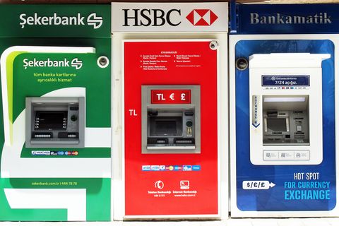 In der Türkei stehen oft mehrere Geldautomaten nebeneinander: Beim Abheben von Bargeld im Ausland entstehen zum Teil hohe Kosten.