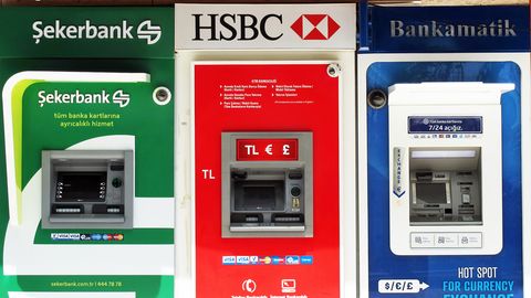 In der Türkei stehen oft mehrere Geldautomaten nebeneinander: Beim Abheben von Bargeld im Ausland entstehen zum Teil hohe Kosten.