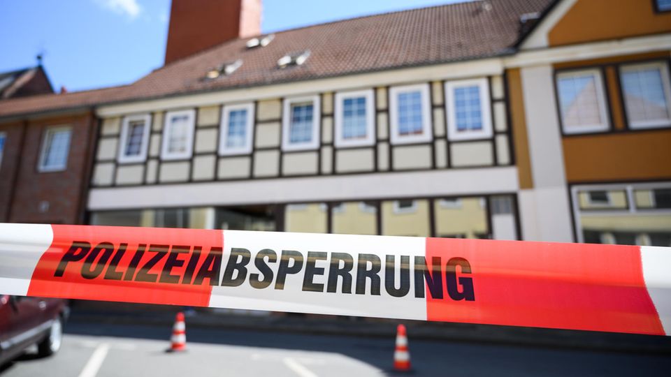 Im Zusammenhang mit dem Passauer Armbrust-Fall haben Ermittler zwei Leichen in einem Haus in Wittingen, Niedersachsen gefunden