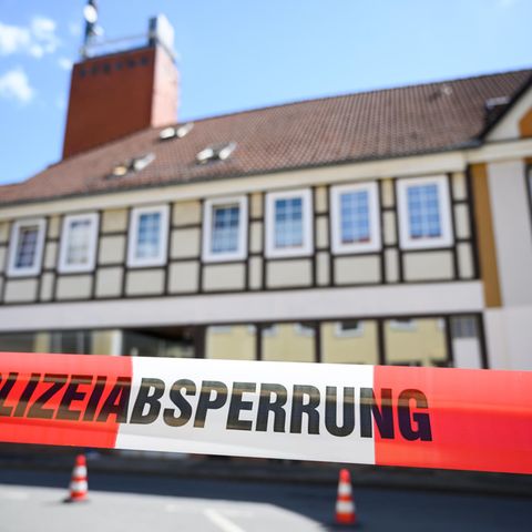 Im Zusammenhang mit dem Passauer Armbrust-Fall haben Ermittler zwei Leichen in einem Haus in Wittingen, Niedersachsen gefunden
