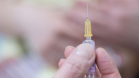 Bei Injektionen im Bereich der Wirbelsäule wurden in einer Kölner Klinik zahlreiche Patientin mit einem Keim infiziert