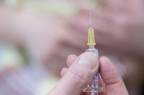 Bei Injektionen im Bereich der Wirbelsäule wurden in einer Kölner Klinik zahlreiche Patientin mit einem Keim infiziert