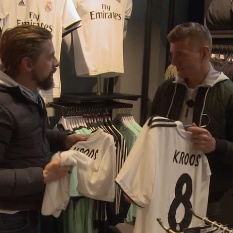 Toni Kroos und Klaas Heufer-Umlauf klauen Fußalltrikos und machen Berlin im Sportwagen unsicher.