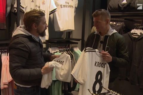 Toni Kroos und Klaas Heufer-Umlauf klauen Fußalltrikos und machen Berlin im Sportwagen unsicher.
