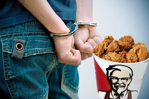 Mann in Handschellen und KFC