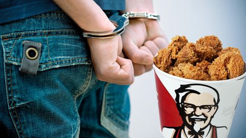Mann in Handschellen und KFC