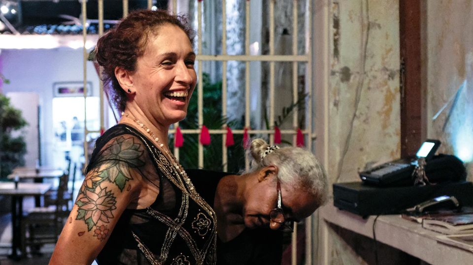 Kolumbien: Die Gefangene Isabel Bolaños (r.) arbeitet offiziell als Sekretärin für Luz Adriana Díaz, die Chefin des Restaurants. Und näht ihr auch mal einen Rock. Die Gefangene Isabel Bolaños (r.) arbeitet offiziell als Sekretärin für Luz Adriana Díaz, die Chefin des Restaurants. Und näht ihr auch mal einen Rock.
