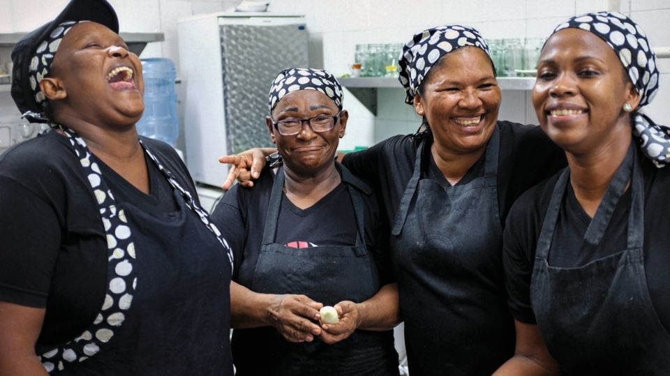 Kolumbien: Die Insassinnen arbeiten gern im Restaurant. Sie werden bezahlt – und können außerdem ihre Haftzeit reduzieren. Die Insassinnen arbeiten gern im Restaurant. Sie werden bezahlt – und können außerdem ihre Haftzeit reduzieren.