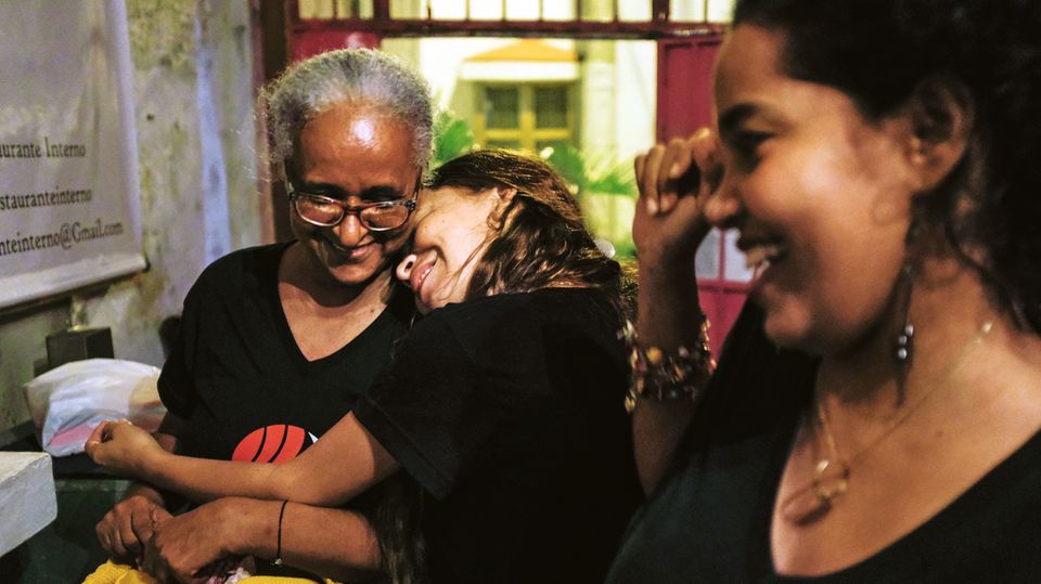 Kolumbien: Isabel, Cindy und Libis feiern das Ende eines Arbeitstags; Libis ist inzwischen frei. Isabel, Cindy und Libis feiern das Ende eines Arbeitstags; Libis ist inzwischen frei.