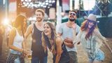 Drei Frauen und zwei Männer tanzen auf einem Festival.