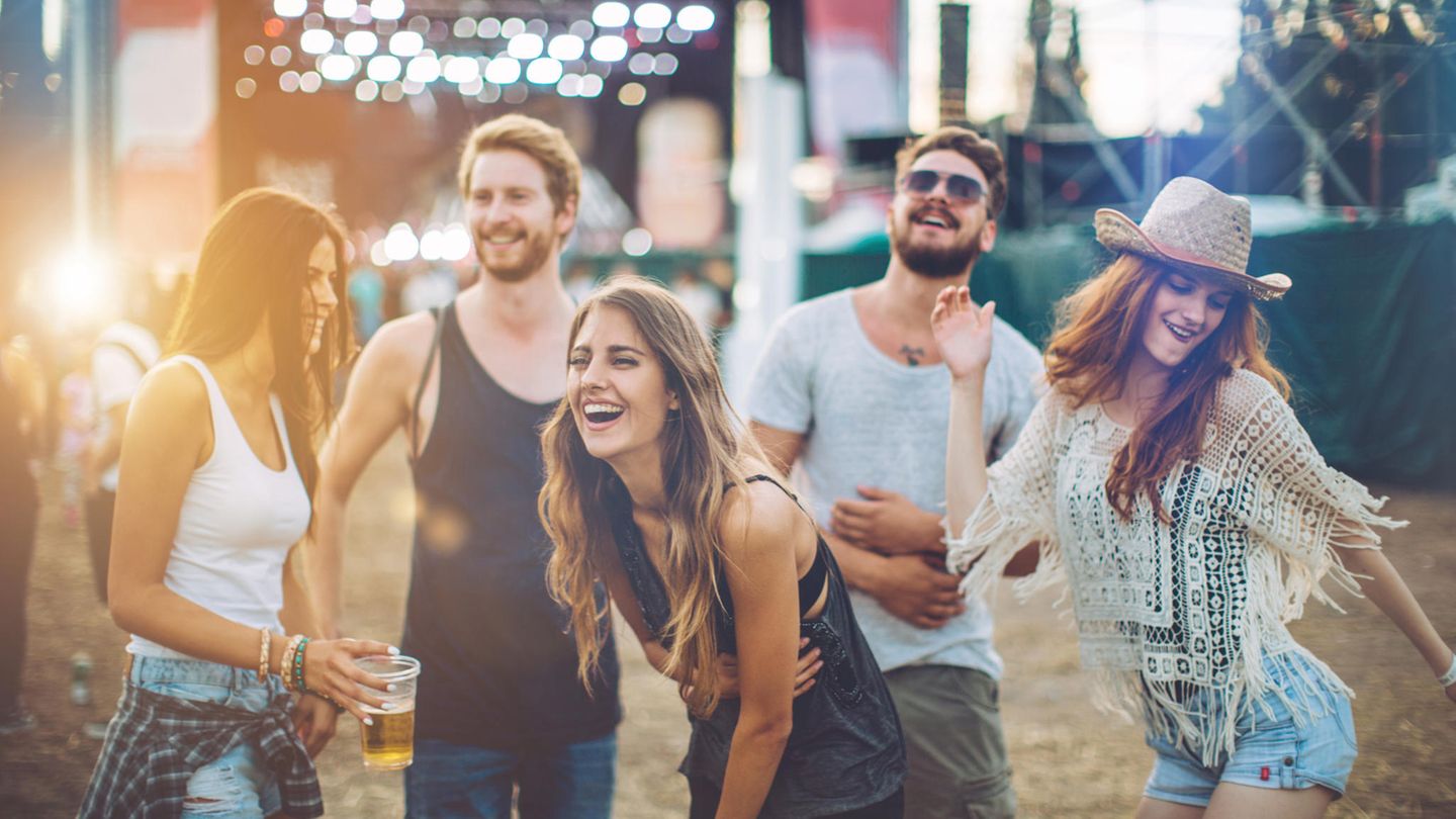 Festivals sind schön, produzieren aber leider auch viel unnötigen Müll. Drei Frauen und zwei Männer tanzen auf einem Festival.