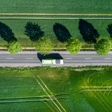 Bus in grüner Landschaft aus der Vogelperspektive.