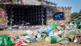 Plastikmüll vor einer Festivalbühne.