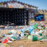 Plastikmüll vor einer Festivalbühne.