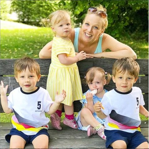 Rebecca possiert mit ihren beiden Zwillingspaaren. Die Jungs sind 3 Jahre alt, haben braune Haare. Die Töchter sind 2 und blond.