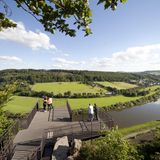 Weserberglandweg  Hochmoore, Hutewälder und historische Fachwerkhäuser stehen bei dieser Tour auf dem Programm: Startpunkt ist Hann. Münden, "wo Werra und Fulda sich küssen". Über den Reinhardswald verläuft der Pfad über insgesamt 225 Kilometer durch die Mittelgebirgslandschaften bis nach Rinteln und flussabwärts bis Porta Westfalica. Im Bild der Weser-Skywalk bei Lauenförde im Landkreis Holzminden, der am vierten Tag passiert wird.  Infos: www.weserberglandweg.de