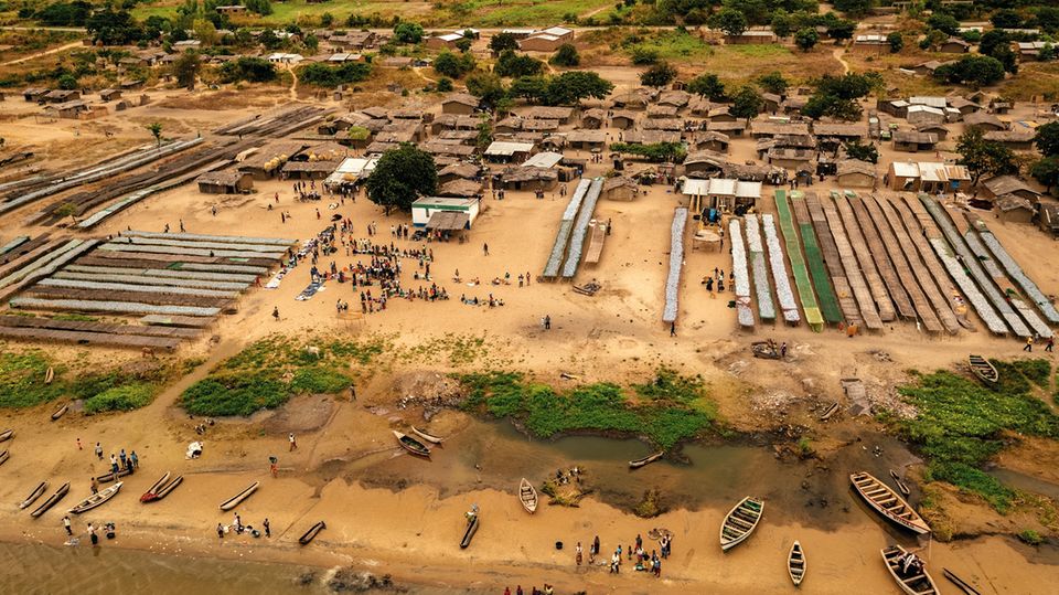 Ein Fischerdorf in Malawi. Immer mehr Menschen ziehen an Küsten und Binnenseen; Überfischung ist die Folge