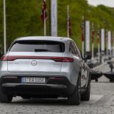 Das Heck bedient sich der aktuell angesagten schmalen Schlussleuchten inklusive Leuchtband