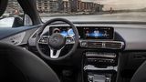 Das Cockpit mit den zwei großen Bildschirmen unterscheidet sich kaum von dem, der anderen Mercedes-Modelle
