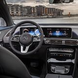 Das Cockpit mit den zwei großen Bildschirmen unterscheidet sich kaum von dem, der anderen Mercedes-Modelle