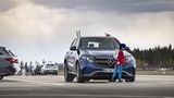 Der Notbremsassistent des Mercedes EQC 400 4Matic erkennt auch kleine Fußgänger, die plötzlich hinter geparkten Autos auftauchen