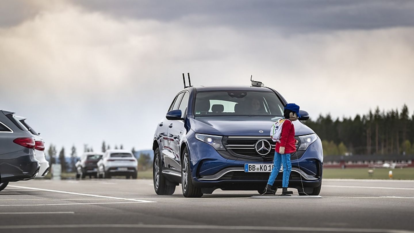 Der Notbremsassistent des Mercedes EQC 400 4Matic erkennt auch kleine Fußgänger, die plötzlich hinter geparkten Autos auftauchen