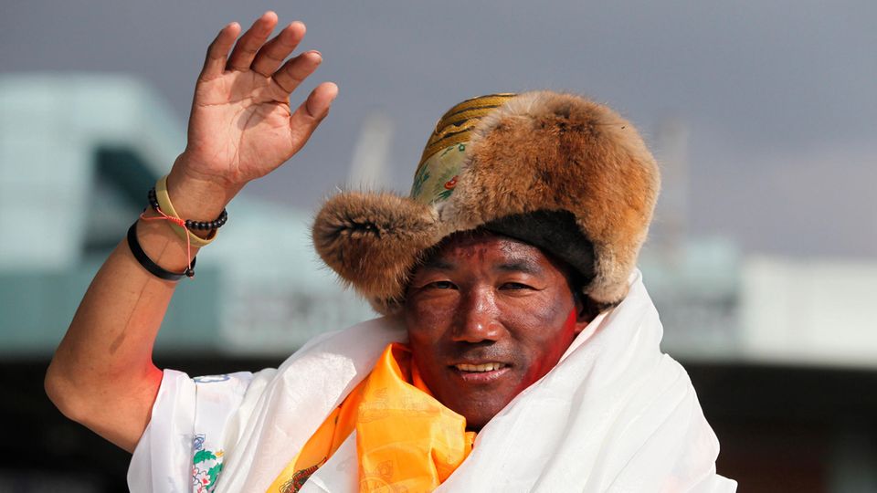 Sherpa Kami Rita stellt neuen Everest-Rekord auf Sherpa Kami Rita stellt neuen Everest-Rekord auf