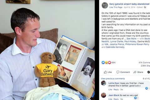 Ein erwachsener Mann zeigt Babyfotos von sich in einem Fotoalbum