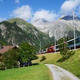Wer in Preda knapp unterhalb der Baumgrenze den Zug verlassen hat, steht im Grünen und hört das Läuten der Kuhglocken. Parallel zu den Schienen verläuft der erste Wanderkilometer zum 400 Meter tiefer gelegenen Bergün. Ab und an passieren Züge wie der Glacier Express, der St. Moritz mit Zermatt im Wallis verbindet, den hier noch breiten Weg.