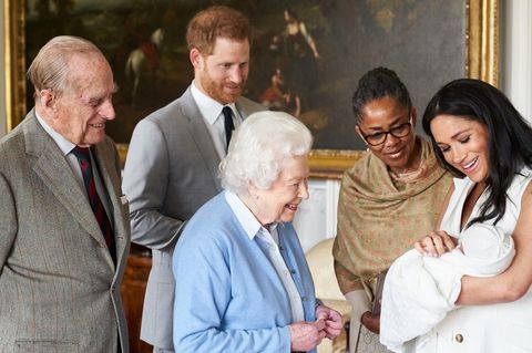 Meghan hält Baby Archie im Arm und zeigt ihn ihren Schwiegereltern