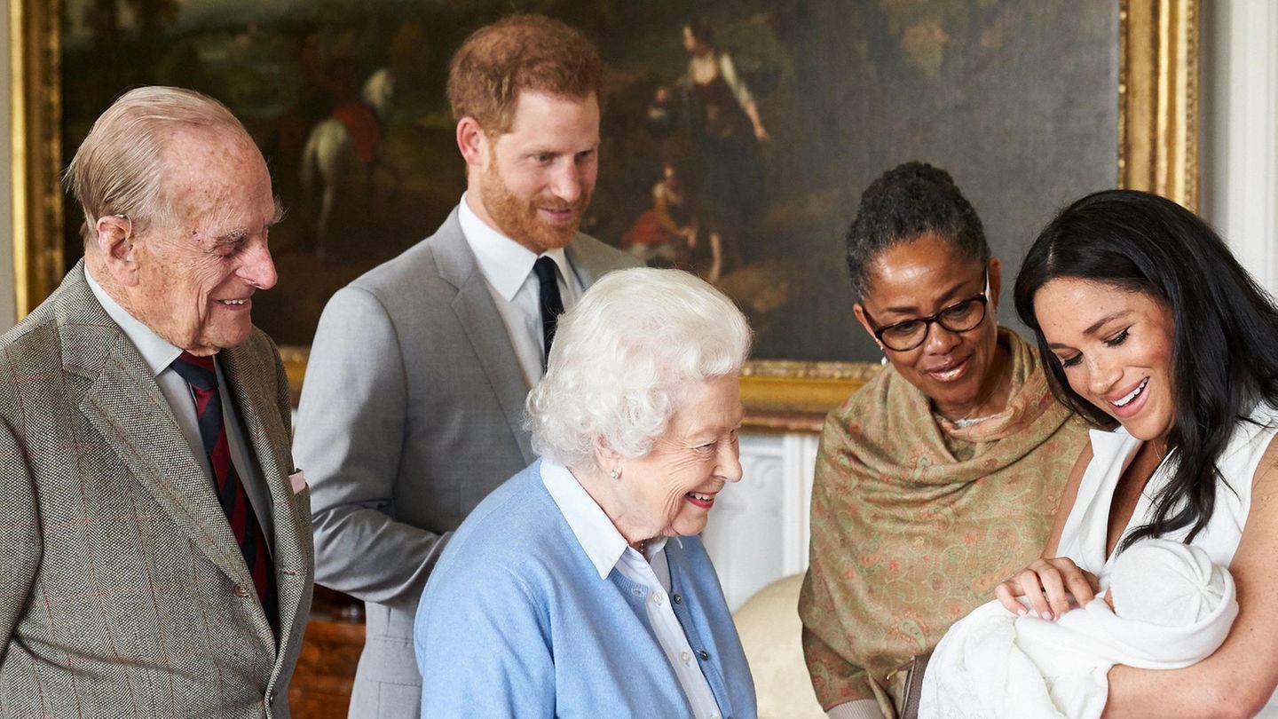 Meghan hält Baby Archie im Arm und zeigt ihn ihren Schwiegereltern