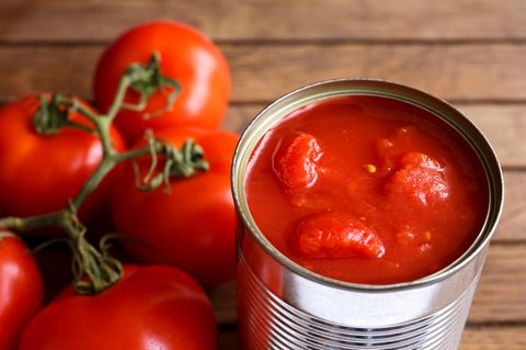 Tomaten  Der große Vorteil an Produkten aus der Dose, ist ihre nahezu endlose Haltbarkeit. Oft bleiben aber bei der Konservierung Vitamine auf der Strecke. Deshalb ist Obst aus Dosen nicht empfehlenswert, aber dafür Tomaten. Natürlich geht kaum etwas über frische sonnengereifte Tomaten. Die haben aber hierzulande nur von Juli bis Oktober Saison. Den Rest des Jahres kriegt man geschmacklose Tomaten aus Hollands Gewächshäusern. Für Tomatensauce, Suppe und Salsas sind deshalb außerhalb der Saison Dosentomaten die bessere Wahl.