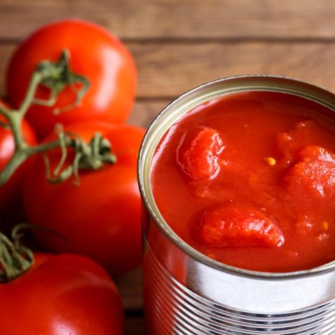 Tomaten  Der große Vorteil an Produkten aus der Dose, ist ihre nahezu endlose Haltbarkeit. Oft bleiben aber bei der Konservierung Vitamine auf der Strecke. Deshalb ist Obst aus Dosen nicht empfehlenswert, aber dafür Tomaten. Natürlich geht kaum etwas über frische sonnengereifte Tomaten. Die haben aber hierzulande nur von Juli bis Oktober Saison. Den Rest des Jahres kriegt man geschmacklose Tomaten aus Hollands Gewächshäusern. Für Tomatensauce, Suppe und Salsas sind deshalb außerhalb der Saison Dosentomaten die bessere Wahl.