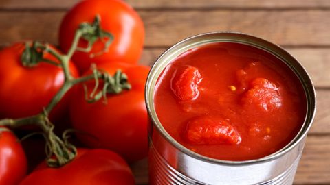 Tomaten  Der große Vorteil an Produkten aus der Dose, ist ihre nahezu endlose Haltbarkeit. Oft bleiben aber bei der Konservierung Vitamine auf der Strecke. Deshalb ist Obst aus Dosen nicht empfehlenswert, aber dafür Tomaten. Natürlich geht kaum etwas über frische sonnengereifte Tomaten. Die haben aber hierzulande nur von Juli bis Oktober Saison. Den Rest des Jahres kriegt man geschmacklose Tomaten aus Hollands Gewächshäusern. Für Tomatensauce, Suppe und Salsas sind deshalb außerhalb der Saison Dosentomaten die bessere Wahl.