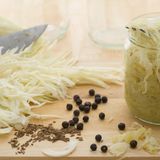 Kohl  Chinakohl und Weißkohl sind frisch solide, aber keinesfalls geschmacklich interessant. Als Sauerkraut aber, oder Kimchi, sieht das wieder anders aus. Dafür wird China- oder Weißkohl nämlich fermentiert. Als Kimchi mit Chilipaste, Ingwer und Knoblauch. Als Sauerkraut mit Gewürzen wie Lorbeer, Wacholder, Kümmel und Zucker. Beide Varianten schmecken nicht nur köstlich, sondern sind auch noch gesund. Sie sind kalorienarm, reich an Ballaststoffen, Vitaminen und Mineralien und sind besonders für die Darmflorma und das Immunsystem gut. Lesen Sie hier mehr zu fermentierten Lebensmitteln und deren gesundheitlichen Vorteilen.