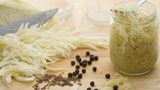 Kohl  Chinakohl und Weißkohl sind frisch solide, aber keinesfalls geschmacklich interessant. Als Sauerkraut aber, oder Kimchi, sieht das wieder anders aus. Dafür wird China- oder Weißkohl nämlich fermentiert. Als Kimchi mit Chilipaste, Ingwer und Knoblauch. Als Sauerkraut mit Gewürzen wie Lorbeer, Wacholder, Kümmel und Zucker. Beide Varianten schmecken nicht nur köstlich, sondern sind auch noch gesund. Sie sind kalorienarm, reich an Ballaststoffen, Vitaminen und Mineralien und sind besonders für die Darmflorma und das Immunsystem gut. Lesen Sie hier mehr zu fermentierten Lebensmitteln und deren gesundheitlichen Vorteilen.