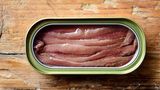 Fisch  Zur Saison schmeckt Fisch am besten. Deshalb sollte man ihn nicht nur dann fangen, sondern im besten Fall auch als Fisch in Konservendosen haltbar machen. Es gibt kaum etwas Nachhaltigeres, außer ihn natürlich frisch in der Saison zu essen. Dabei sollte man Dosenfisch nur kaufen, wenn er im Eigensaft oder Wasser eingelegt ist. Wer mag, kann den Dosenfisch in der Konserve reifen lassen, bis sich sein Aroma besser entfaltet. Nachhaltig ist Dosenfisch außerdem im Transport: Er lässt sich gut stapeln, er muss nicht gekühlt werden, so erübrigen sich Energiekosten. Lesen Sie hier mehr, warum wir alle mehr Dosenfisch essen sollten.