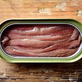 Fisch  Zur Saison schmeckt Fisch am besten. Deshalb sollte man ihn nicht nur dann fangen, sondern im besten Fall auch als Fisch in Konservendosen haltbar machen. Es gibt kaum etwas Nachhaltigeres, außer ihn natürlich frisch in der Saison zu essen. Dabei sollte man Dosenfisch nur kaufen, wenn er im Eigensaft oder Wasser eingelegt ist. Wer mag, kann den Dosenfisch in der Konserve reifen lassen, bis sich sein Aroma besser entfaltet. Nachhaltig ist Dosenfisch außerdem im Transport: Er lässt sich gut stapeln, er muss nicht gekühlt werden, so erübrigen sich Energiekosten. Lesen Sie hier mehr, warum wir alle mehr Dosenfisch essen sollten.