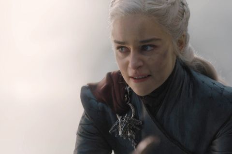 Große Leistung: Emilia Clarke  spielte die wahnsinnige Königin auf einem Bock vor einer nackten Wand.