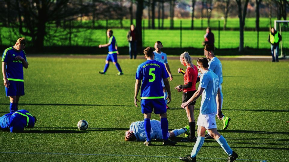 Gewalt im Amateurfußball: Lisa Glowatzki, 23, ahnte schon vor dem Derby, dass es zur Sache gehen wird. Die Schiedsrichterin weiß, sie muss sich Respekt verschaffen. Lisa Glowatzki, 23, ahnte schon vor dem Derby, dass es zur Sache gehen wird. Die Schiedsrichterin weiß, sie muss sich Respekt verschaffen.