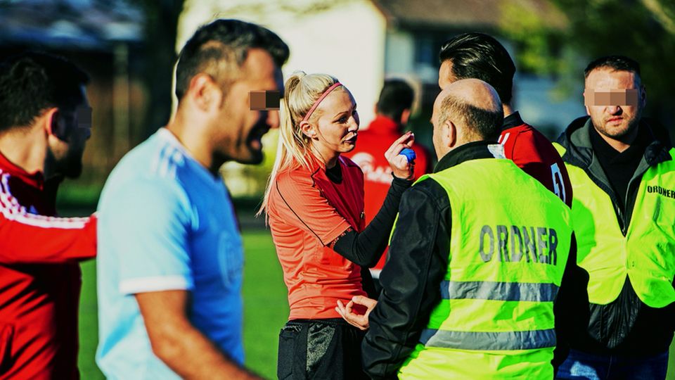 Gewalt im Amateurfußball: Nach Spielende rahmen Ordner Glowatzki ein, vorsichtshalber. Sie beschließt, lieber nach Hause zu fahren und sich dort umzuziehen. Nach Spielende rahmen Ordner Glowatzki ein, vorsichtshalber. Sie beschließt, lieber nach Hause zu fahren und sich dort umzuziehen.