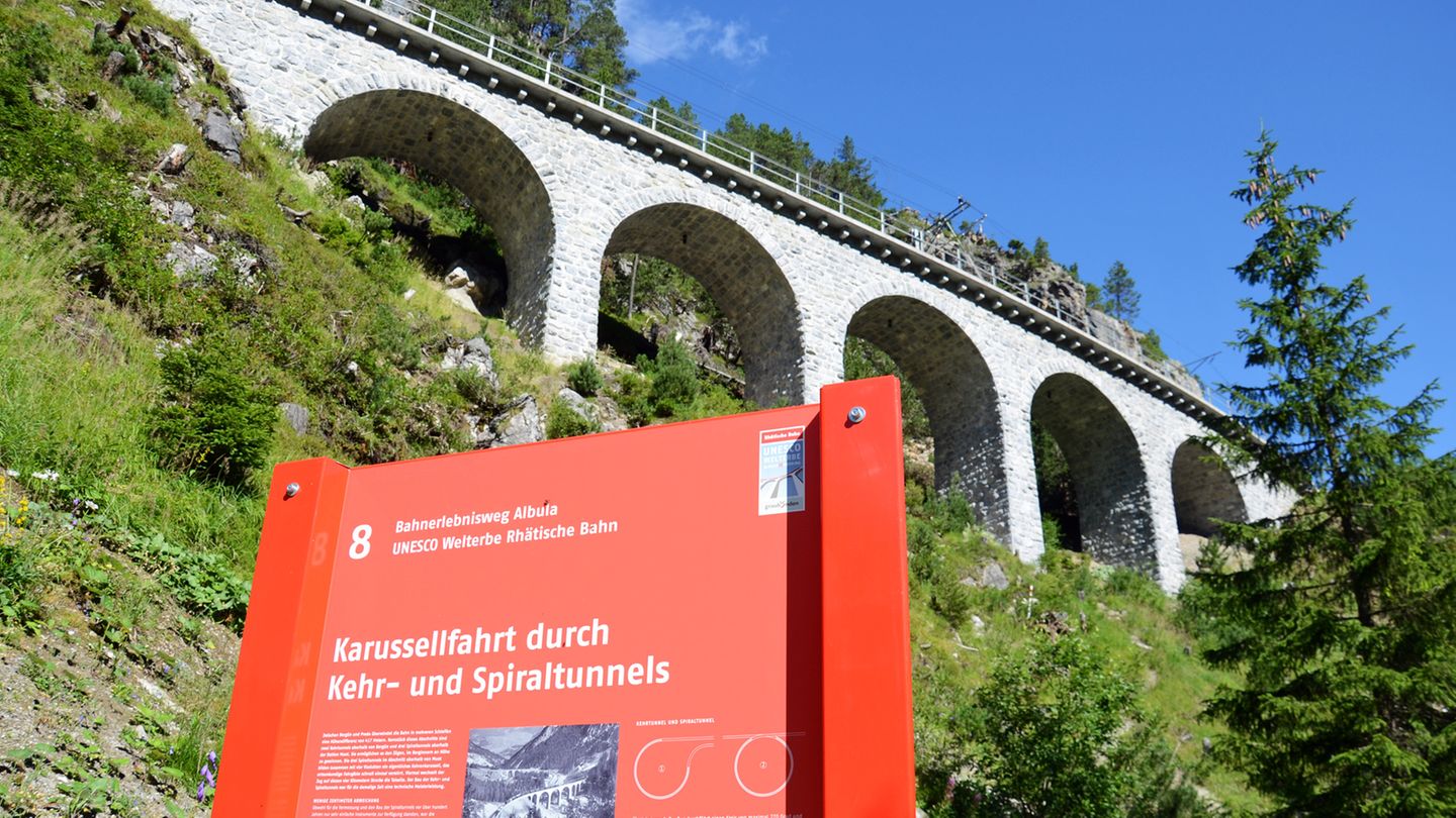 Schweizer Bahnerlebnisweg Albula: Bahnerlebnisweg Albula Vor mehr als 100 Jahren wurde in Graubünden die Rhätische Bahn zwischen Chur und St. Moritz eröffnet. Die legendäre Schmalspurbahn muss dabei 55 Brücken und 39 Tunnel überwinden. Doch der Streckenverlauf lässt sich auch zu Fuß nachvollziehen: Bei der mehrtägigen Wanderung erfährt man viel über das Zusammenspiel von Technik und Natur. Bahnerlebnisweg Albula Vor mehr als 100 Jahren wurde in Graubünden die Rhätische Bahn zwischen Chur und St. Moritz eröffnet. Die legendäre Schmalspurbahn muss dabei 55 Brücken und 39 Tunnel überwinden. Doch der Streckenverlauf lässt sich auch zu Fuß nachvollziehen: Bei der mehrtägigen Wanderung erfährt man viel über das Zusammenspiel von Technik und Natur.