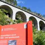 Bahnerlebnisweg Albula  Vor mehr als 100 Jahren wurde in Graubünden die Rhätische Bahn zwischen Chur und St. Moritz eröffnet. Die legendäre Schmalspurbahn muss dabei 55 Brücken und 39 Tunnel überwinden. Doch der Streckenverlauf lässt sich auch zu Fuß nachvollziehen: Bei der mehrtägigen Wanderung erfährt man viel über das Zusammenspiel von Technik und Natur.