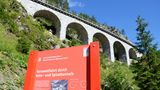Bahnerlebnisweg Albula  Vor mehr als 100 Jahren wurde in Graubünden die Rhätische Bahn zwischen Chur und St. Moritz eröffnet. Die legendäre Schmalspurbahn muss dabei 55 Brücken und 39 Tunnel überwinden. Doch der Streckenverlauf lässt sich auch zu Fuß nachvollziehen: Bei der mehrtägigen Wanderung erfährt man viel über das Zusammenspiel von Technik und Natur.