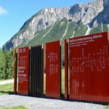Die Besonderheit dieses Themenwanderweges: Die Strecke ist als Lehrpfad ausgelegt. Anhand von 26 Stationen mit Erklärtafeln erfahren Wanderer viel Wissenswertes über die architektonisch-technische Pionierleistung Albulabahn inklusive Anekdoten und Erzählungen zum Alltag der Einheimischen, die entlang der Strecke leben.