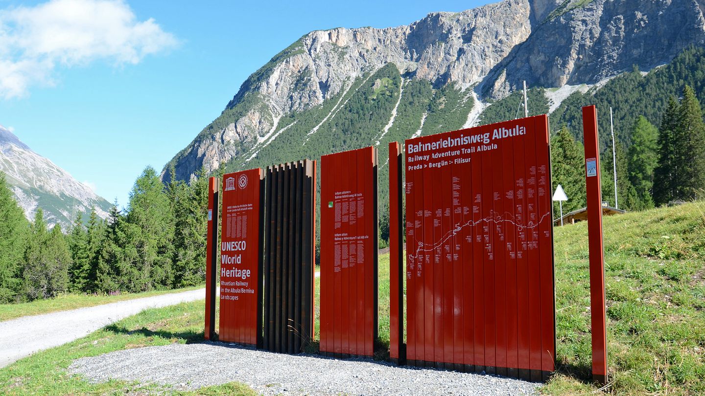 Schweizer Bahnerlebnisweg Albula: Die Besonderheit dieses Themenwanderweges: Die Strecke ist als Lehrpfad ausgelegt. Anhand von 26 Stationen mit Erklärtafeln erfahren Wanderer viel Wissenswertes über die architektonisch-technische Pionierleistung Albulabahn inklusive Anekdoten und Erzählungen zum Alltag der Einheimischen, die entlang der Strecke leben. Die Besonderheit dieses Themenwanderweges: Die Strecke ist als Lehrpfad ausgelegt. Anhand von 26 Stationen mit Erklärtafeln erfahren Wanderer viel Wissenswertes über die architektonisch-technische Pionierleistung Albulabahn inklusive Anekdoten und Erzählungen zum Alltag der Einheimischen, die entlang der Strecke leben.