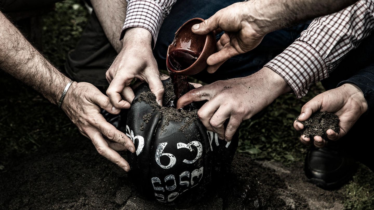 Am Morgen des Spiels füllen beide Teams zusammen den Ball mit Sand, Wein, Granatapfelsaft und Sägespänen. Zielgewicht: 16 Kilo.