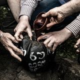 Am Morgen des Spiels füllen beide Teams zusammen den Ball mit Sand, Wein, Granatapfelsaft und Sägespänen. Zielgewicht: 16 Kilo.