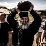 16 Kilo? Die stemmt der Priester locker. Er segnet die Kugel und bringt sie zum Spielfeld.