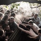 Showdown am Gartenzaun in Georgien:  Kurz vor dem Ziel ringen die Mannschaften des Ober- und des Unterdorfs um jeden Meter